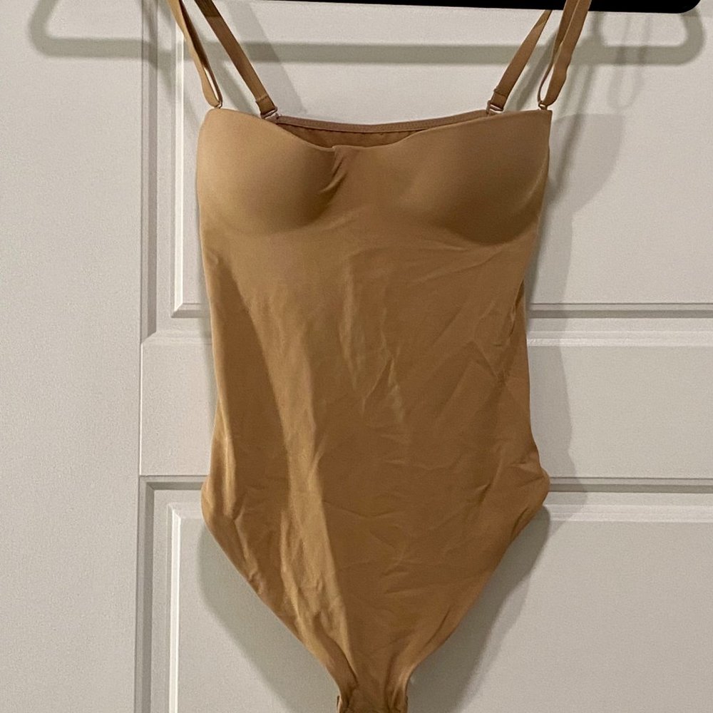 SKIMS Contour Lift Thong Bodysuit - Picture 3 of 6